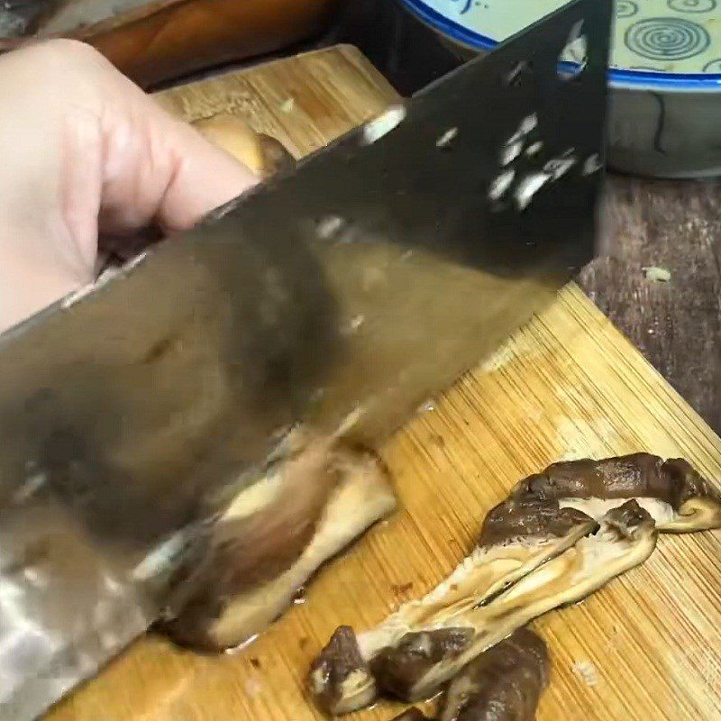 Step 2 Prepare other ingredients Sea cucumber stir-fried with shiitake mushrooms