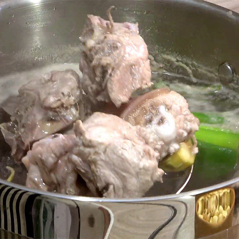 Step 3 Preparing pig tail for lotus root soup