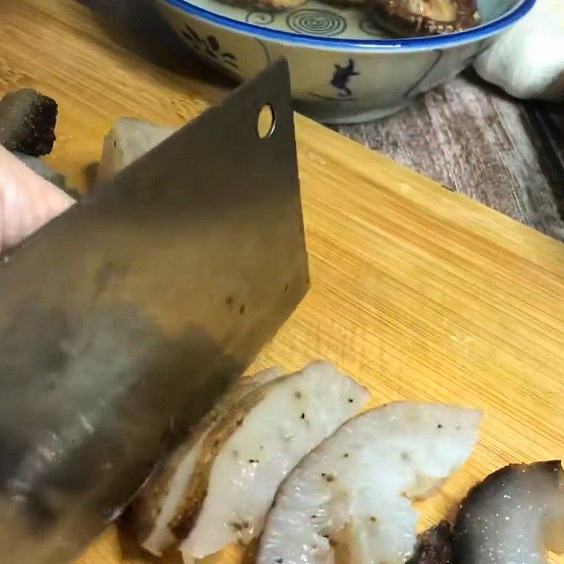 Step 1 Prepare the sea cucumber Sea cucumber stir-fried with shiitake mushrooms