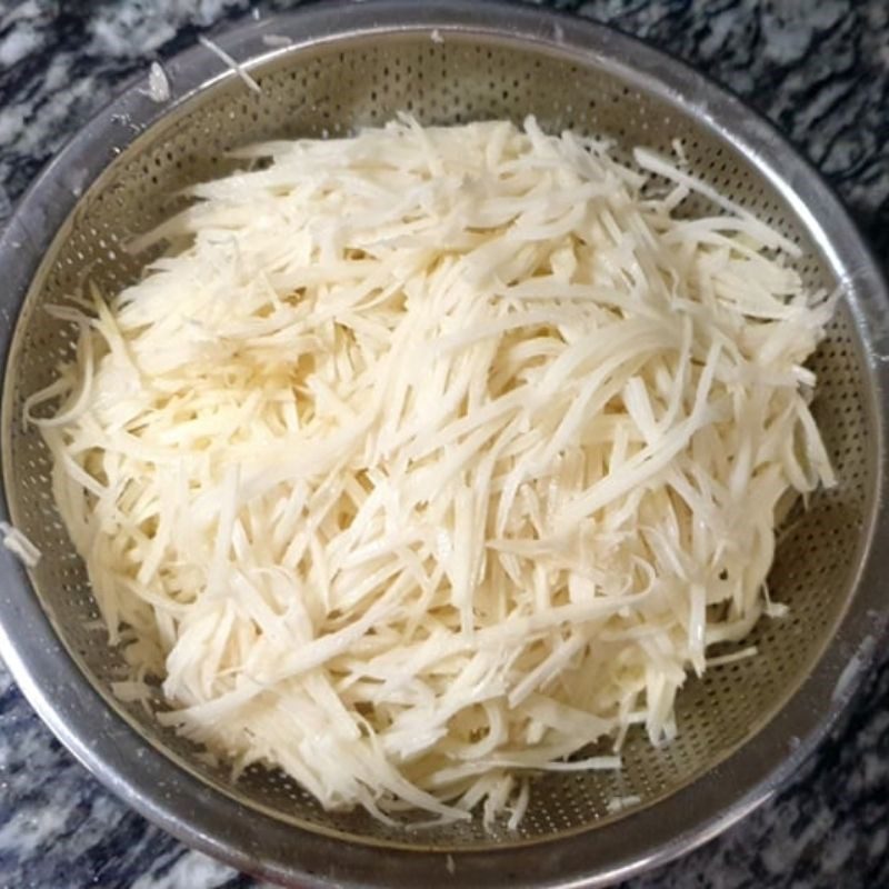 Step 1 Prepare the potatoes for Potato Egg Cake (Recipe shared by a user)