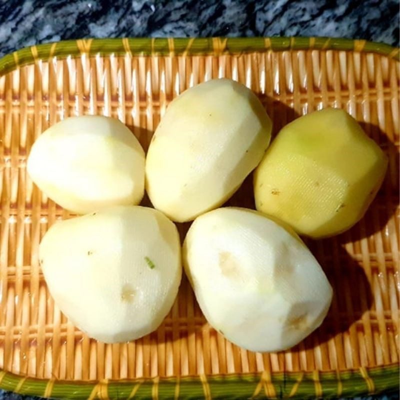 Step 1 Prepare the potatoes for Potato Egg Cake (Recipe shared by a user)