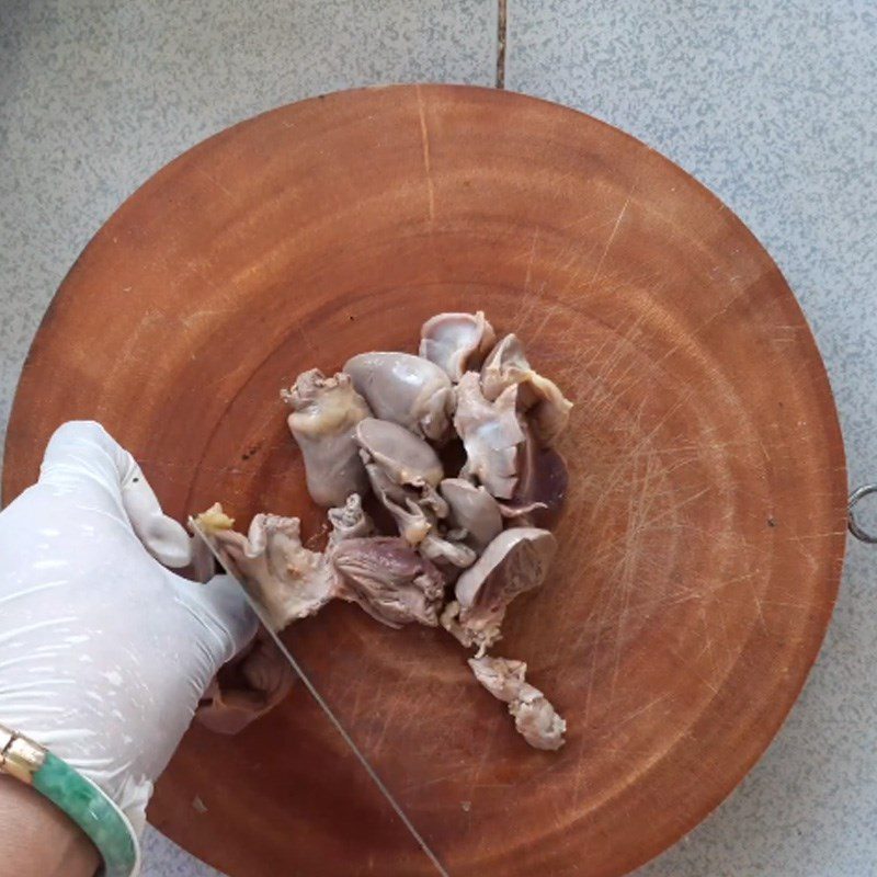 Step 1 Prepare chicken intestines Stir-fried chicken intestines noodles