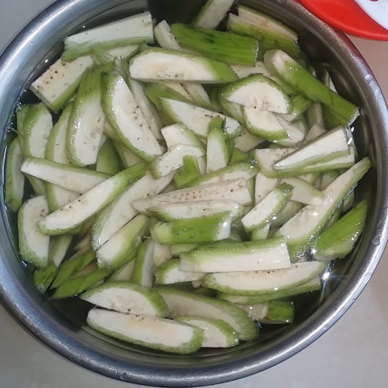 Step 1 Prepare chicken intestines and ingredients Stir-fried chicken intestines with green bananas