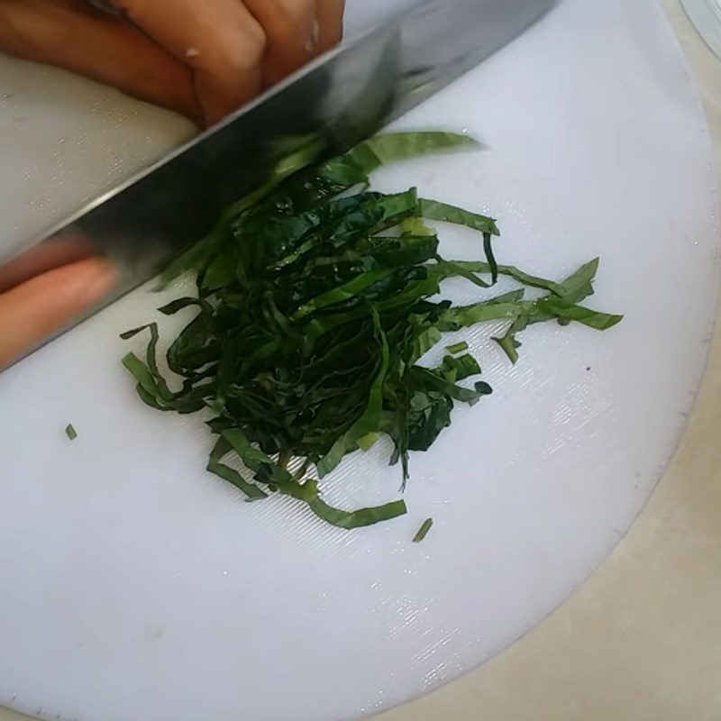 Step 1 Prepare chicken intestines and ingredients Stir-fried chicken intestines with green bananas