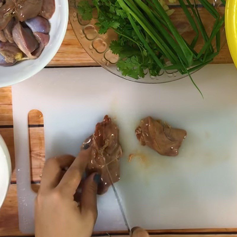 Step 1 Prepare chicken intestines and ingredients Stir-fried chicken intestines with bitter melon