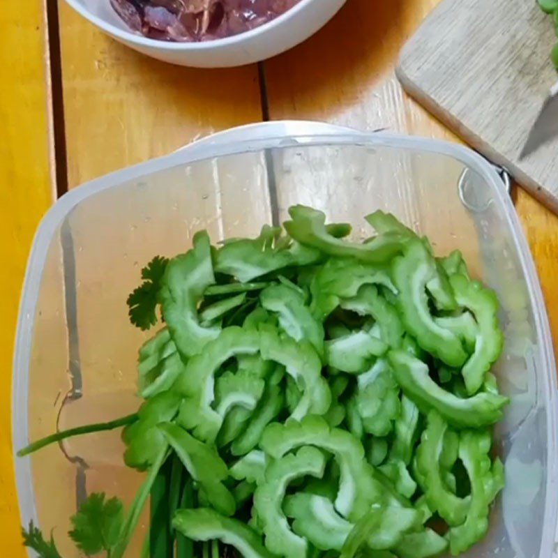 Step 1 Prepare chicken intestines and ingredients Stir-fried chicken intestines with bitter melon