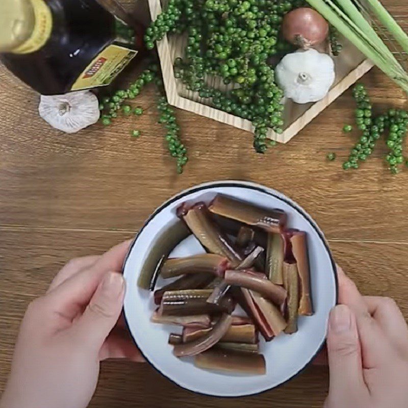 Step 1 Prepare the eel Crispy Eel with Green Pepper Sauce