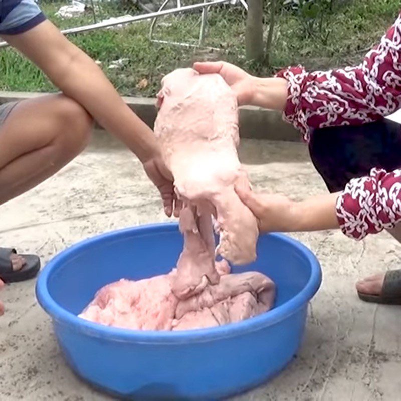 Step 1 Prepare pig's intestine Boiled pig's intestine with shrimp paste