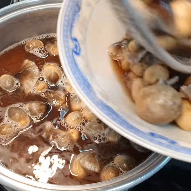 Step 1 Prepare straw mushrooms Stir-fried sweet and sour straw mushrooms