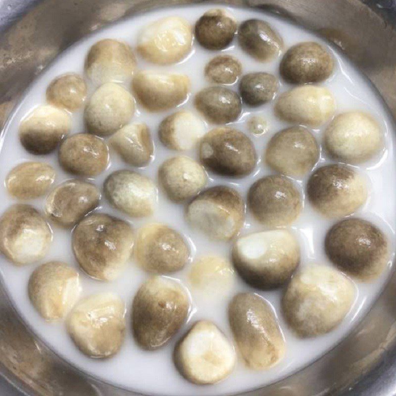 Step 1 Prepare straw mushrooms for straw mushroom meatballs