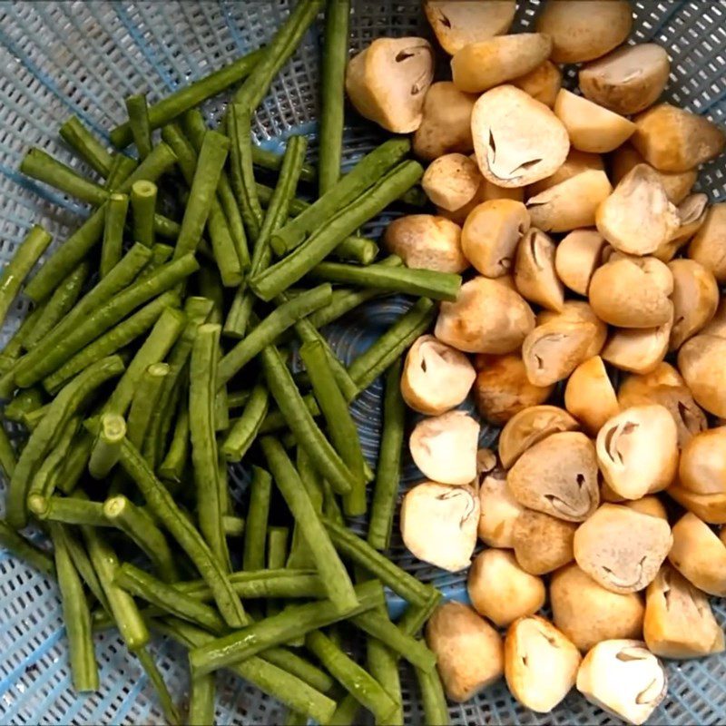 Step 1 Prepare straw mushrooms and long beans Stir-fried straw mushrooms with long beans