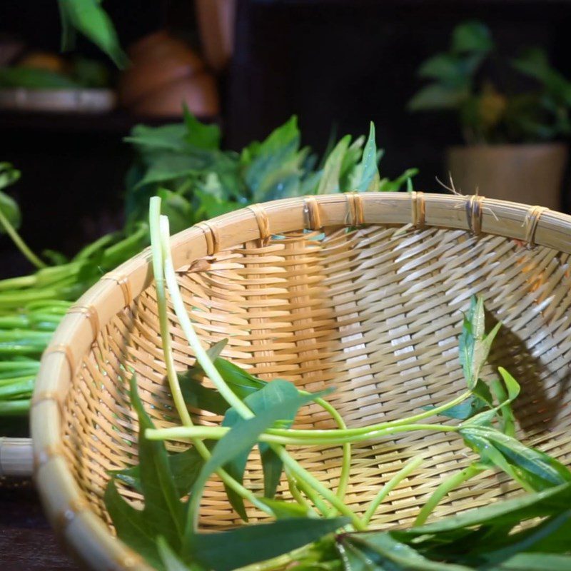 Step 1 Prepare the ingredients for stir-fried water spinach with fermented rice