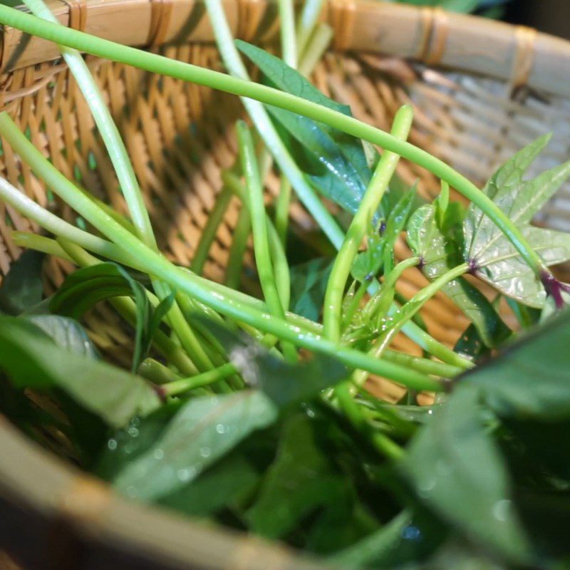 Step 1 Prepare the ingredients for stir-fried water spinach with fermented rice