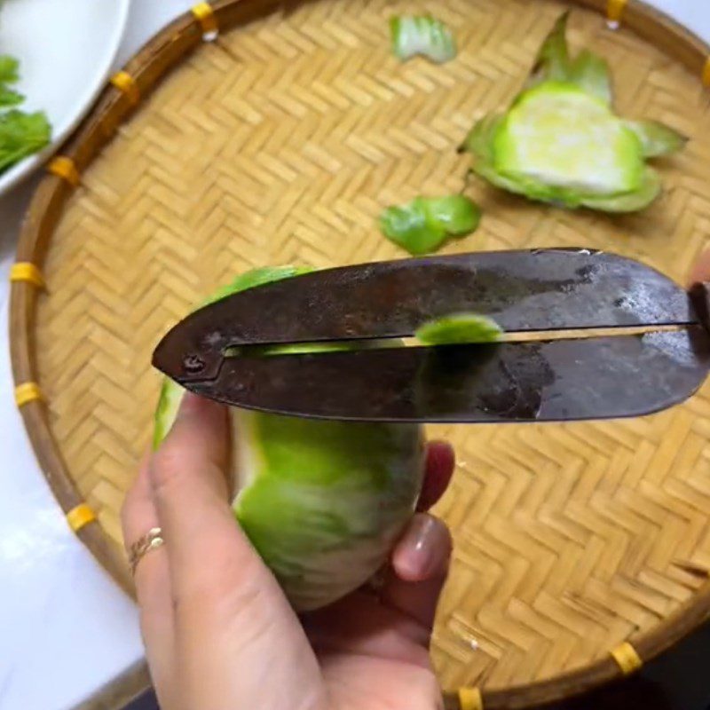 Step 1 Prepare the ingredients for Stir-fried Eggplant with Betel Leaves