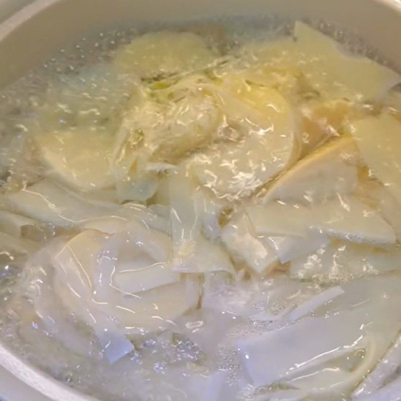 Step 1 Prepare the ingredients for Sour Bamboo Shoot Fish Soup with Carp