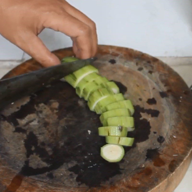 Step 1 Prepare the ingredients for Braised Carp with Green Bananas