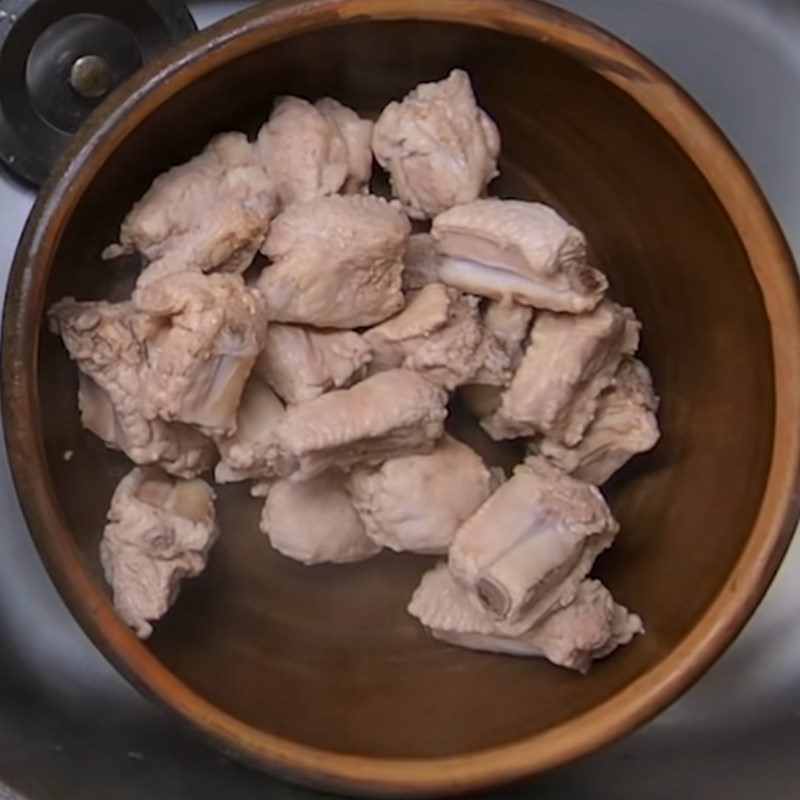 Step 2 Prepare the pork ribs for the sour soup