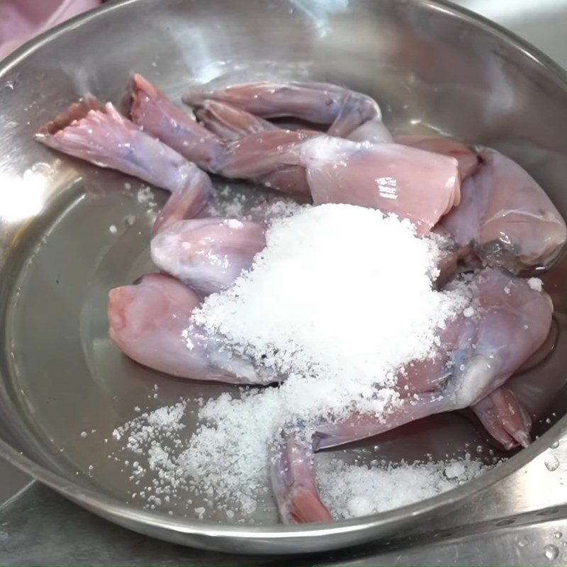 Step 1 Prepare frog meat for Frog Porridge with green pumpkin (gourd)