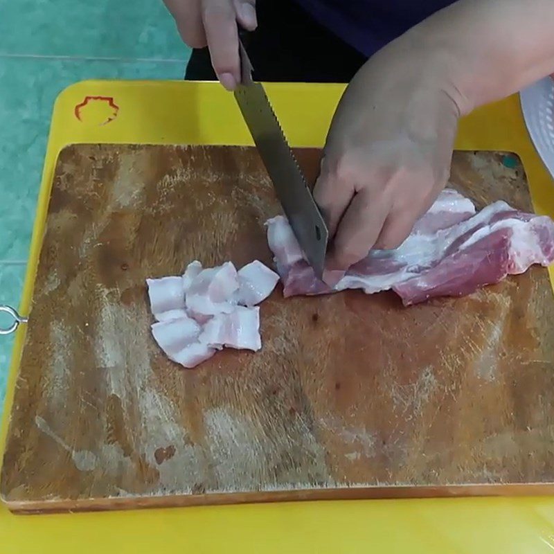 Step 1 Prepare the pork for braised pork with papaya