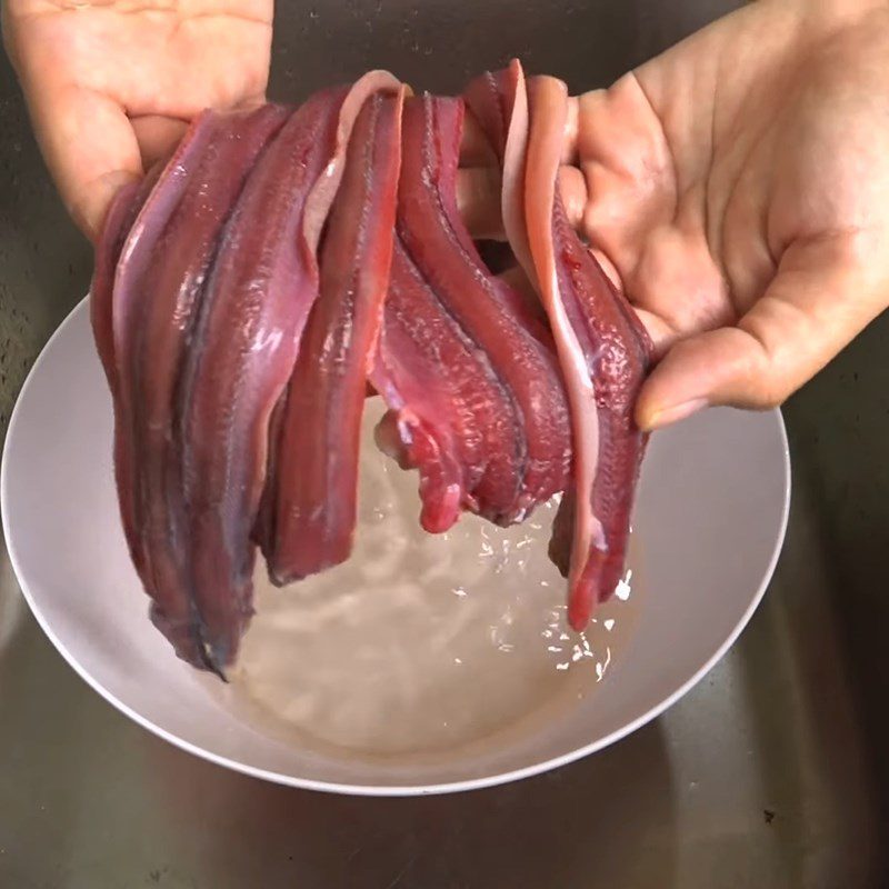 Step 1 Prepare eel meat Stir-fried eel with wild betel leaves