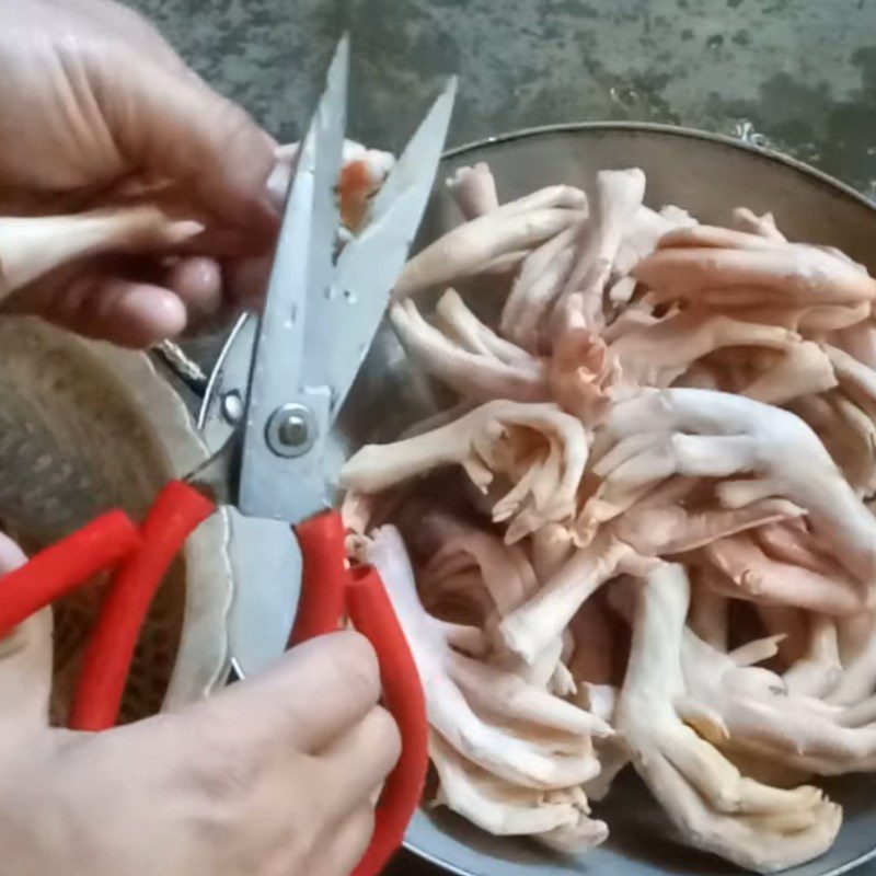 Step 1 Prepare duck feet Duck feet stewed with coconut milk