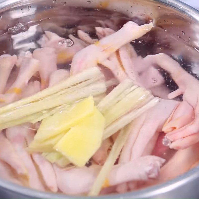 Step 1 Prepare duck feet Duck feet stewed with coconut milk