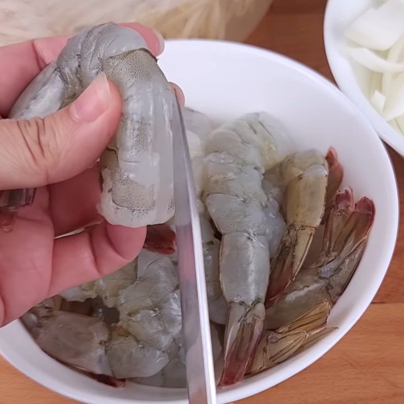 Step 1 Prepare the shrimp for pan-fried pho