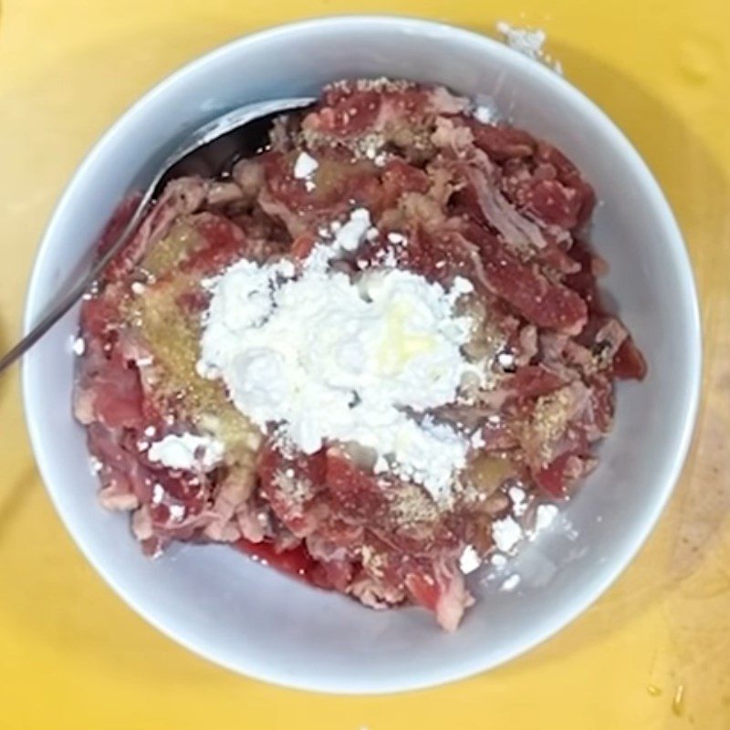 Step 1 Prepare and marinate the beef for Stir-fried Noodles with Beef and Vegetables