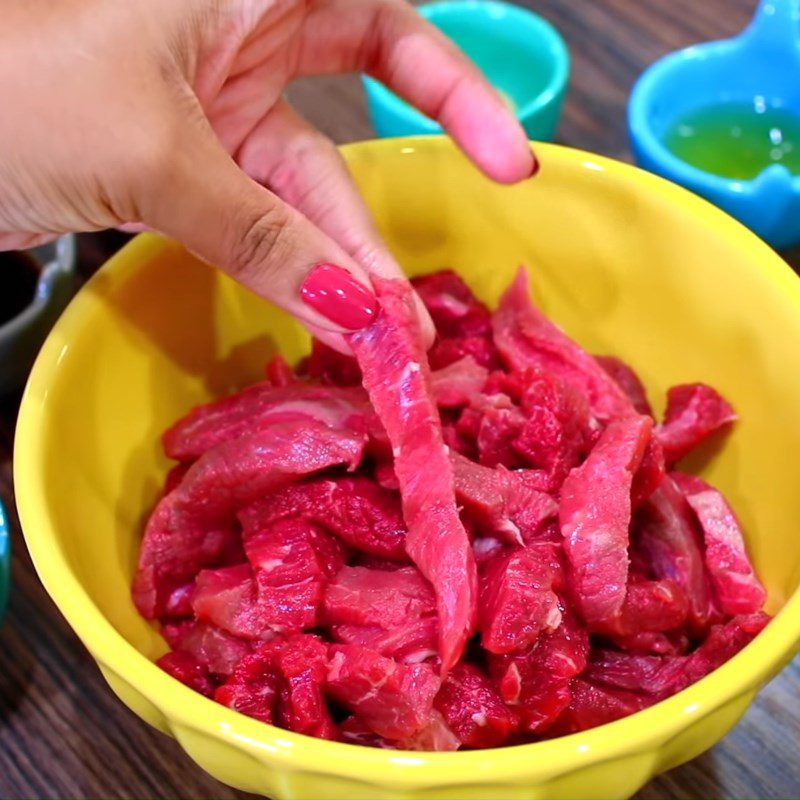 Step 1 Prepare and marinate the beef Stir-fried Beef Noodles with Broccoli