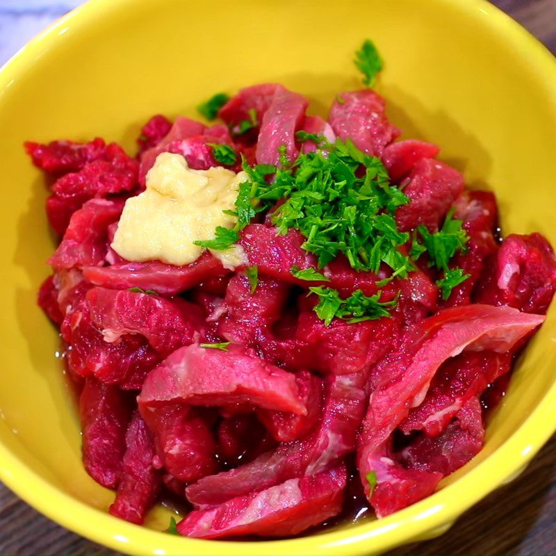 Step 1 Prepare and marinate the beef Stir-fried Beef Noodles with Broccoli