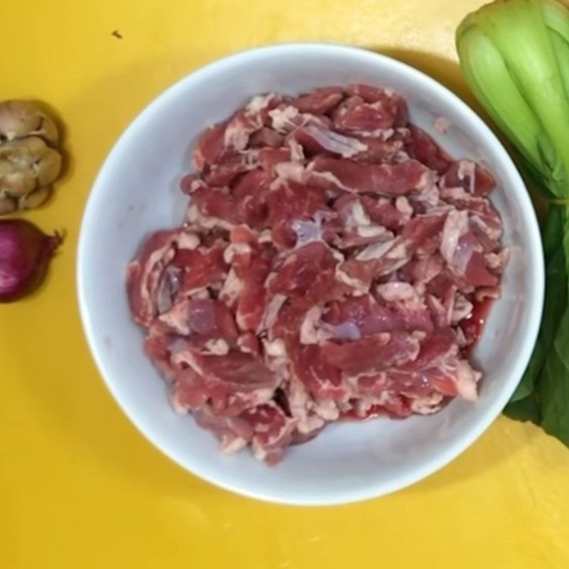 Step 1 Prepare and marinate the beef for Stir-fried Noodles with Beef and Vegetables