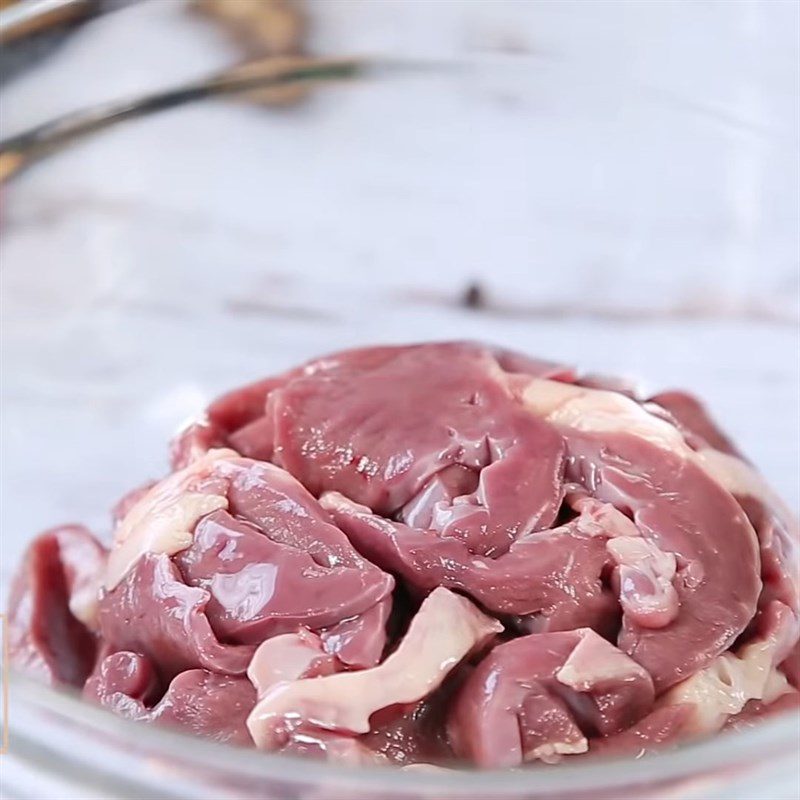 Step 1 Prepare and marinate pork heart and kidneys for Stir-fried Noodles