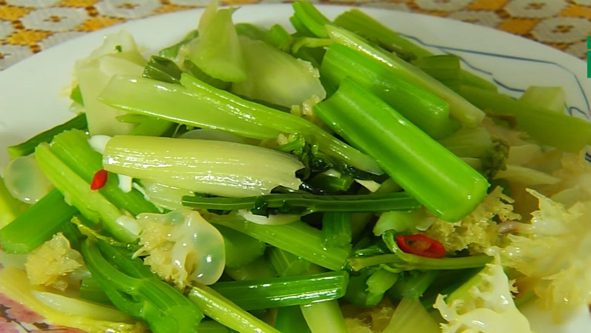 Stir-fried jellyfish with celery