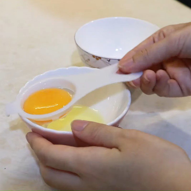 Step 1 Separate the egg yolk Flan for baby from breast milk