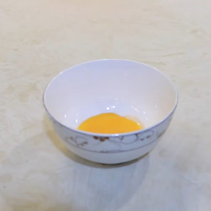 Step 1 Separate the egg yolk Flan for baby from breast milk