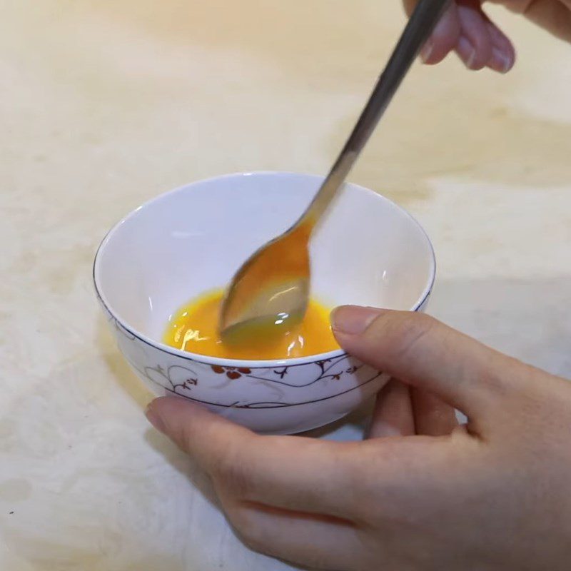 Step 1 Separate the egg yolk Flan for baby from breast milk