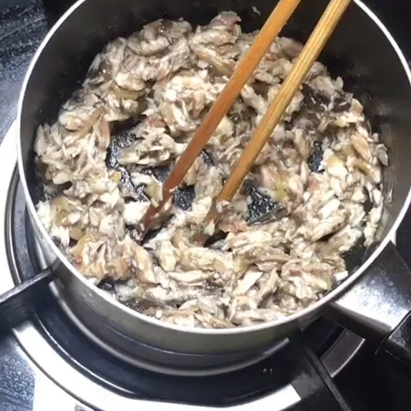 Step 3 Separate the meat and stir-fry the eel Eel porridge with carrot