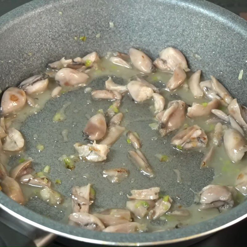 Step 4 Separating and Stir-frying Frog Meat for Frog Porridge with Green Pumpkin