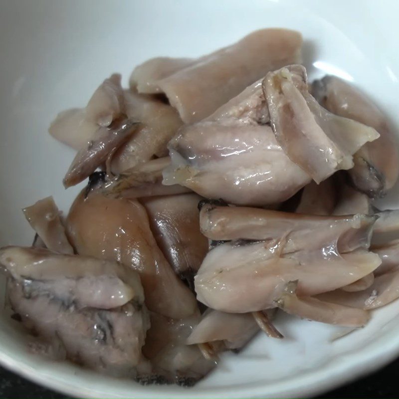 Step 4 Separating and Stir-frying Frog Meat for Frog Porridge with Green Pumpkin