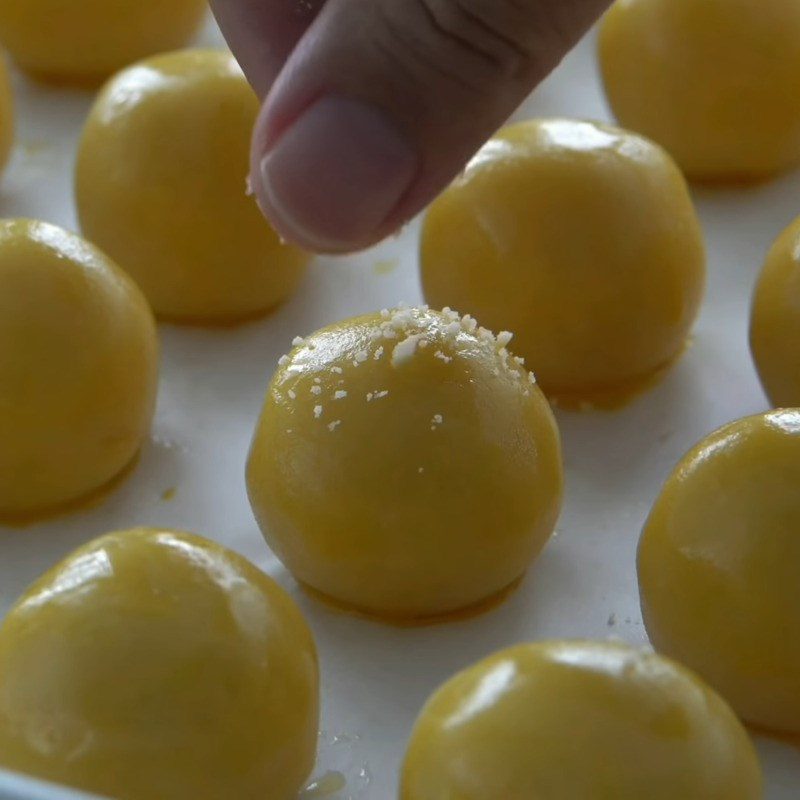 Step 4 Shaping the Pineapple Cheese Cake