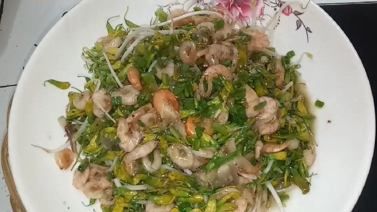 Stir-fried prawns with water lily