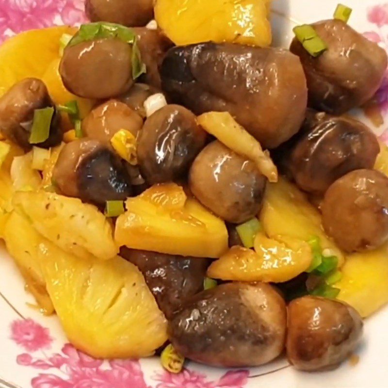 Step 4 Final product Stir-fried straw mushrooms with pineapple (fragrant, sweet)