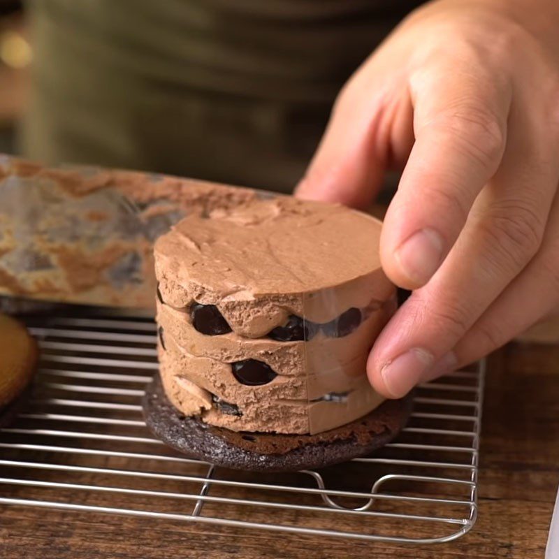 Step 9 Decoration Chocolate pancake with pearl cream