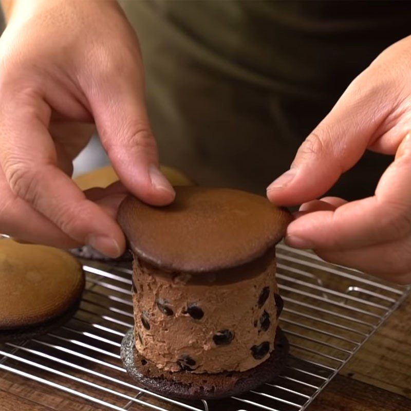 Step 9 Decoration Chocolate pancake with pearl cream