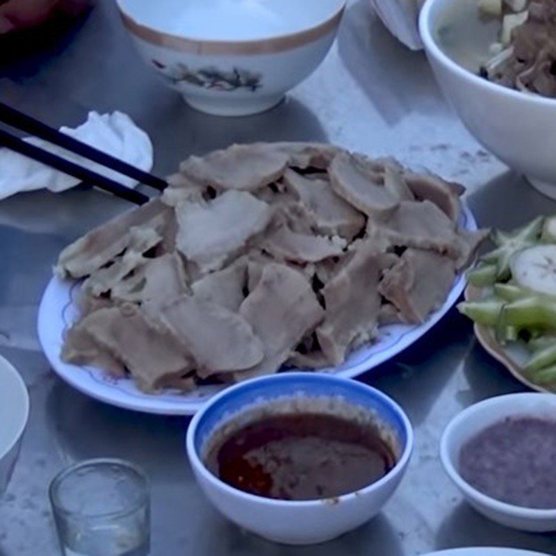 Step 4 Finished product of boiled pig tongue served with shrimp paste