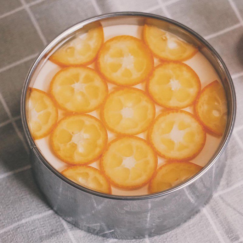 Step 5 Pouring jelly on the Kumquat Cheesecake