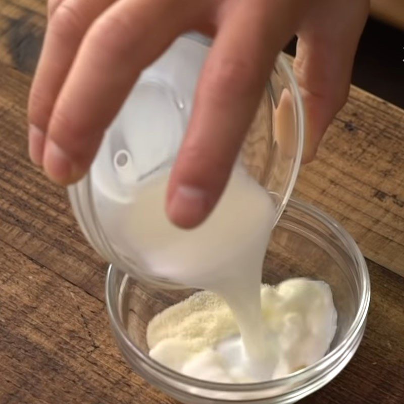 Step 8 Pouring the pearl cream mold for chocolate pancake with pearl cream