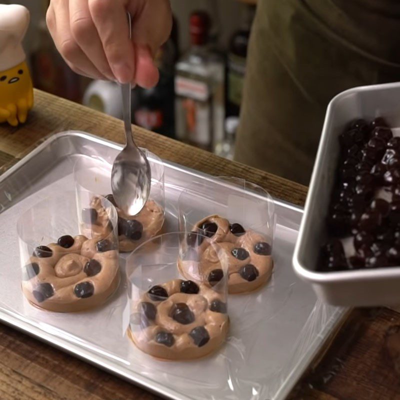 Step 8 Pouring the pearl cream mold for chocolate pancake with pearl cream