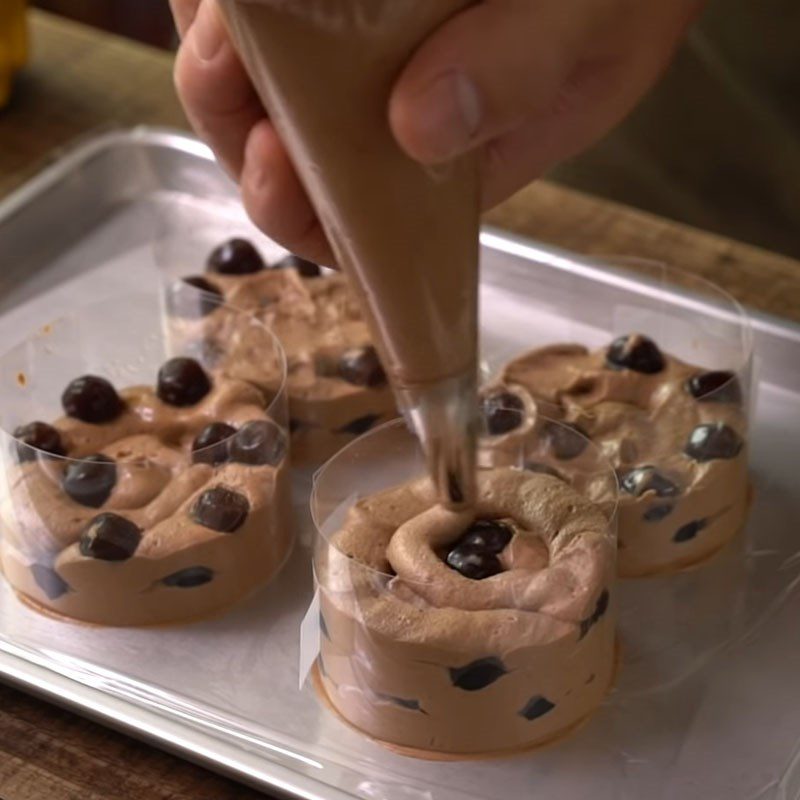 Step 8 Pouring the pearl cream mold for chocolate pancake with pearl cream