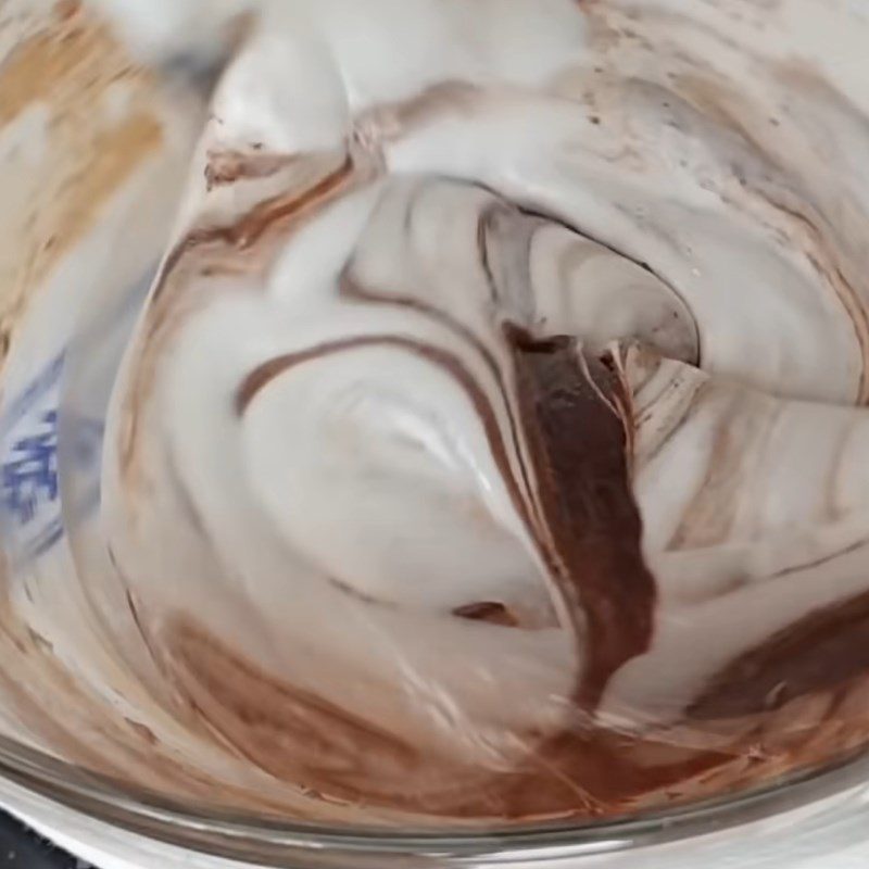 Step 4 Mix the batter, pour into the baking tray Chocolate cake without flour, baking powder